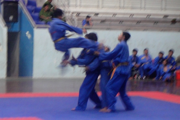 Pha tung người kẹp cổ đặc trưng của môn Vovinam