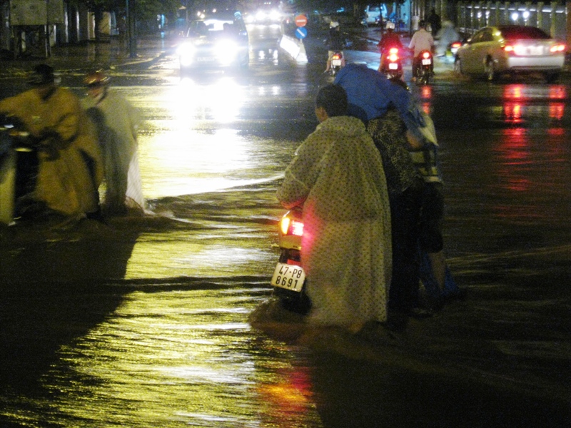 Anh Trương Quang Đắc, nhân viên đô thị cùng đồng nghiệp đã có mặt tại một số ngã tư và giúp đỡ người đi đường băng qua giòng nước