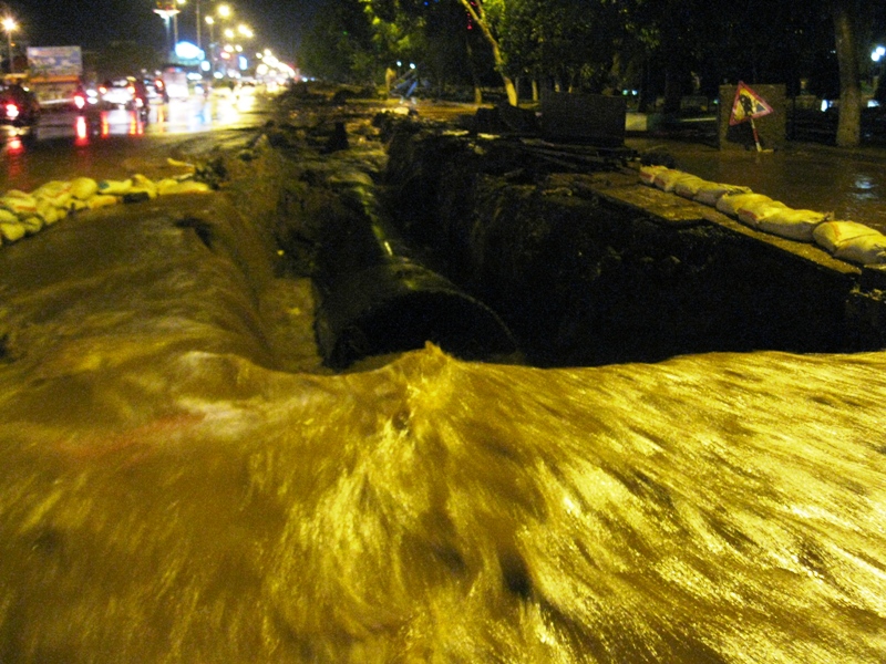 Nguyên một đoạn đường ngay trước Công viên Phù Đổng đang thi công, gặp trời mưa lớn nên nước chảy ở chổ này rất mạnh.