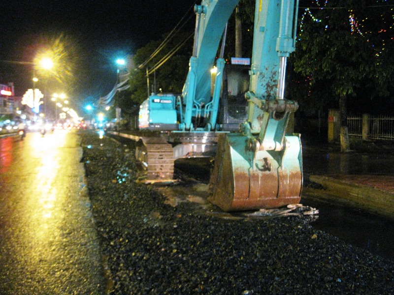 Mùa mửa năm nay chỉ mới bắt đầu, nhưng một số công trình thi công hiện còn đang dang dở. Đề nghị các cơ quan chức năng có biện pháp khắc phụp nhằm tránh tình trạng gây nguy hiểm cho người đi đường