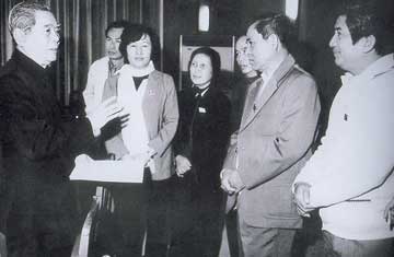 Tổng Bí thư Nguyễn Văn Linh (bìa trái) nói chuyện với các đại biểu QH. (Ảnh: T.L)