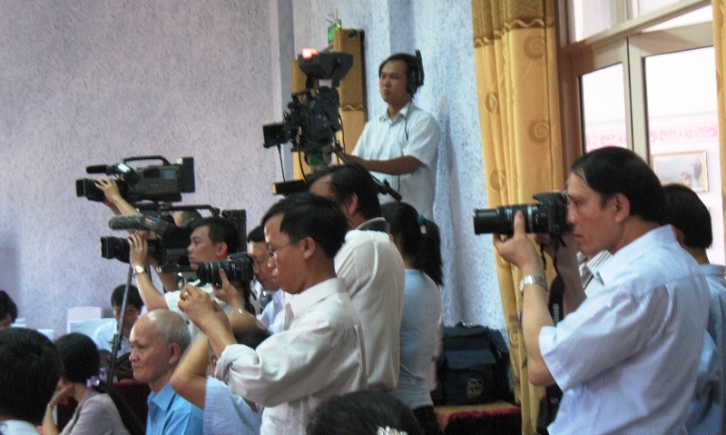 Nhà báo tác nghiệp tại Hội thảo Báo Đảng khu vực miền Trung - Tây Nguyên tháng 5-2010