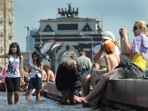 Người dân tránh nóng  tại một đài phun nước ở trung tâm Matxcova