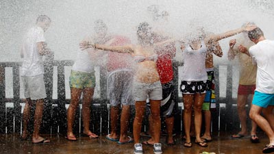 Dân Tây Ban Nha tắm mát tập thể dưới một vòi phun nước