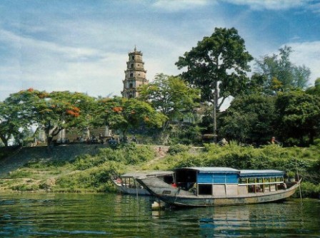 Chùa Thiên Mụ nhìn từ bờ sông Hương