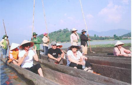 Đồng bào đưa du khách tham quan hồ Lak bằng thuyền độc mộc. Ảnh: Lê Ngọc