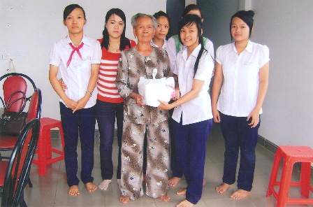 Các em học sinh Trường THCS Lương Thế Vinh đến thăm và tặng quà gia đình Mẹ Việt Nam Anh hùng Tô Thị Chiểu (phường Tân Hòa)
