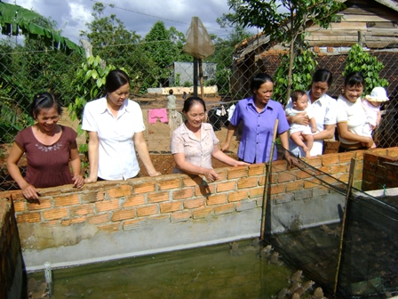Hội viên tham quan mô hình nuôi ếch của chị Trần Thị Tuyết (thứ 3 từ trái sang) ở khối 8 thị trấn Quảng Phú, Cư Mgar