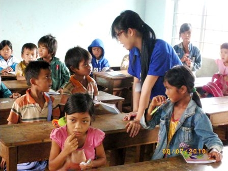 TNTN tham gia ôn tập văn hóa hè cho trẻ em ở xã Ea Sol (Ea Hleo. Ảnh: Mai Hương