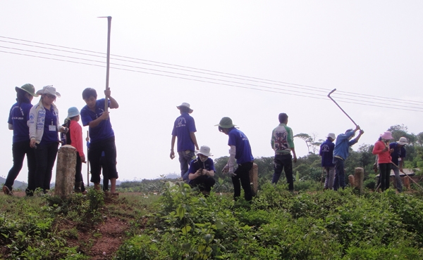 Lực lượng TNTN tham gia sưua sang đường giao thông nông thôn tại xã Vụ Bổn, huyện Krông Pak. Ảnh: G.N
