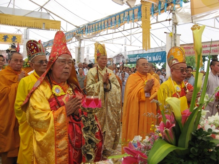 Chư tôn đức tăng ni thắp hương thắp hương nguyện cầu các anh linh – anh hùng liệt sĩ được siêu sinh tịnh độ