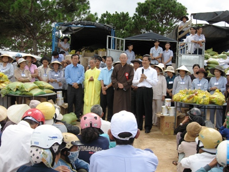 Đồng chí Lữ Ngọc Cư, Chủ tịch UBND tỉnh phát biểu chia sẻ khó khăn với những gia đình nghèo