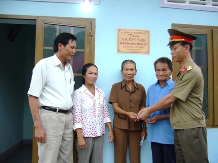 Lữ đoàn Thông tin liên lạc 132 tặng Nhà tình nghĩa cho hộ thương binh Đỗ Công ở xã Khánh Xuân, TP. Buôn Ma Thuột. (Ảnh: M.Q)