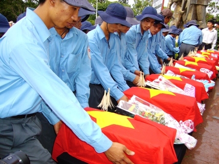 Đón các anh về cùng đất Mẹ. (Trong ảnh: Đội K51 đón hài cốt liệt sĩ hy sinh tại Campuchia về an táng tại Nghĩa trang Liệt sĩ tỉnh.