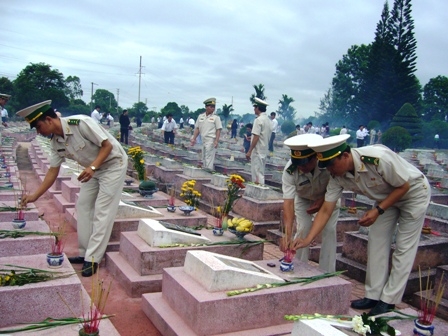 Quân và dân các dân tộc trong tỉnh luôn tưởng nhớ công ơn của các anh hùng liệt sĩ. (Trong ảnh: Thắp hương tại Nghĩa trang Liệt sĩ tỉnh)