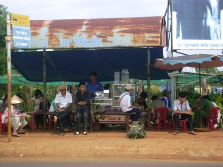 Chỉ cần căng tấm bạt là có ngay một “cửa hàng” đông khách  (Ảnh chụp lúc 17 giờ ngày 20-7)