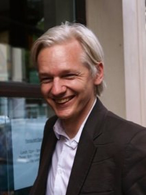 Ngày 28-7, ông Julian Assange, Tổng Biên tập trang điện tử WikiLeaks nói ông không biết tài liệu mà WikiLeaks vừa công bố trên internet lấy từ nguồn nào. Trang web gây chấn động dư luận mấy ngày qua về vụ công bố 91.000 tài liệu thuộc loại bí mật quân sự về Afghanistan khiến các chính phủ Mỹ, Pakistan, và Afghanistan cùng “nhảy dựng lên”. Ông Assange nói với báo chí rằng, ông chưa hề biết nguồn tiết lộ các thông tin mật này vì hệ thống của WikiLeaks được thiết kế theo kiểu “ai cũng có thể đưa thông tin lên”. 