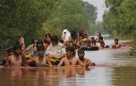 Trận lụt khủng khiếp tại Pakistan khiến hơn 800 người dân nước này thiệt mạng và hàng triệu người khác bị ảnh hưởng. Chính phủ Pakistan ban bố tình trạng khẩn cấp sau khi Cơ quan Khí tượng quốc gia thông báo lượng mưa trong 36 giờ ở vùng tây bắc lên tới 312 mm. Đây là lượng mưa cao nhất trong nhiều thập kỷ. Hơn 30.000 binh sĩ Pakistan đã tham gia hoạt động cứu hộ và cứu trợ.