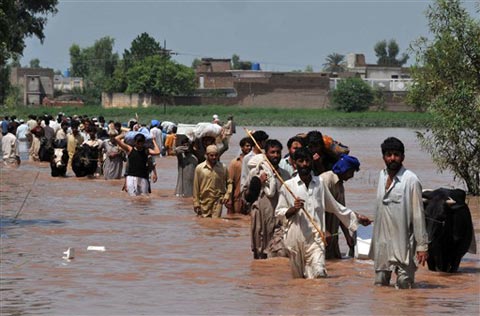 Đoàng người sơ tán tránh lụt tại Pakistan