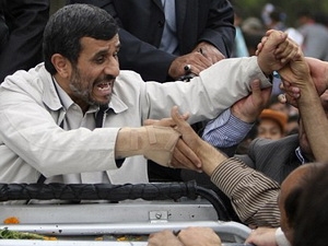 Đài truyền hình quốc gia Iran đã phủ nhận thông tin cho rằng Tổng thống Mahmoud Ahmadinejad bị ám sát hụt vào ngày 4-8. Trước đó, một số đài truyền hình Li-băng và một số trang web đưa tin một kẻ tấn công đã ném quả lựu đạn tự tạo vào đoàn xe của Tổng thống khi ông đang trên đường từ sân bay  Hamedan, thành phố miền tây Iran, tới tham dự một sự kiện thể thao và dự kiến có bài phát biểu trực tiếp trên truyền hình. Cũng theo các hãng tin này, quả lựu đạn đã phát nổ cách xe của ông Ahmadinejad 100m, nhưng Tổng thống Iran bình an vô sự. 