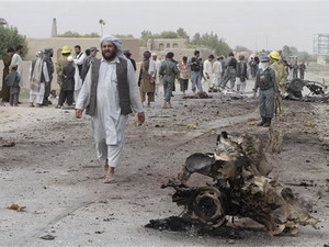 Ngày 5-8, Bộ Nội vụ Afghanistan cho biết đã có 7 sĩ quan cảnh sát thiệt mạng và 11 người bị thương (gồm 6 cảnh sát và 5 dân thường) trong một vụ đánh bom liều chết nhằm vào đoàn xe của NATO và cảnh sát Afghanistan tại huyện Imam Sahib ở tỉnh miền Nam Kunduz. Trong một tin nhắn gửi tới hãng tin AP của Mỹ, phát ngôn viên của phiến quân Taliban Zabiullah Mujahid đã tuyên bố nhận trách nhiệm về vụ tấn công này.