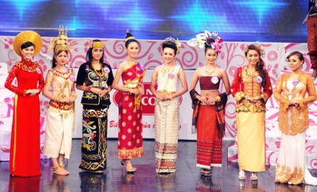 Các thí sinh tham dự cuộc thi “Duyên dáng truyền hình ASEAN 2010” được tổ chức tại Việt Nam. (Ảnh: T.L)