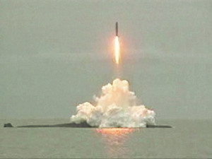 Ngày 6-8, phát ngôn viên Bộ Quốc phòng Nga cho biết quân đội nước này đã thử thành công hai tên lửa đạn đạo liên lục địa được phóng từ tàu ngầm Tula đang hoạt động trên biển Barents hướng đến mục tiêu ở bãi thử Kura nằm trên bán đảo Kamchatka tại khu vực Viễn Đông của Nga. Các đầu đạn của hai tên lửa được thử nghiệm đã bắn trúng mục tiêu vào đúng thời gian dự kiến. Tên lửa liên lục địa Sivena là loại tên lửa có thể mang theo cùng lúc 10 đầu đạn hạt nhân và được triển khai trong quân đội Nga từ năm 2007.