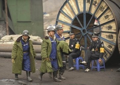 Hỏa hoạn bùng phát vào khoảng 5 giờ chiều ngày 7-8 (giờ địa phương) tại mỏ vàng Lingnan ở thành phố Zhaoyuan, tỉnh Sơn Đông khiến 50 công nhân bị mắc kẹt dưới lòng đất.  Có khoảng 329 thợ mỏ đang làm việc dưới lòng đất khi vụ hỏa hoạn xảy ra và 279 người đã được đưa lên mặt đất an toàn. Hàng chục người bị thương đã được đưa đi cấp cứu. Đến nay vẫn chưa xác định được con số thương vong trong vụ tai nạn hầm mỏ này. 