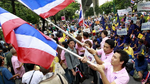Ngày 7-8, khoảng 1.200 người của phe áo vàng ở Thái Lan do Liên minh Nhân dân vì dân chủ (PAD) đã tập trung ở thủ đô Bangkok, trong bối cảnh phong trào nhiều ảnh hưởng này đang tìm cách gây áp lực lên chính phủ về vụ tranh chấp lãnh thổ với Campuchia. 