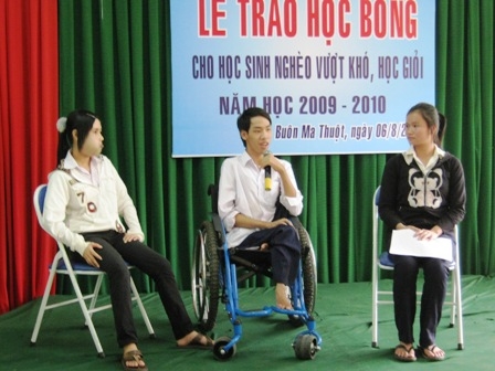 Nguyễn Thanh Tỵ (ngồi giữa) cùng giao lưu trong buổi lễ trao học bổng cho học sinh nghèo vượt khó, học giỏi.