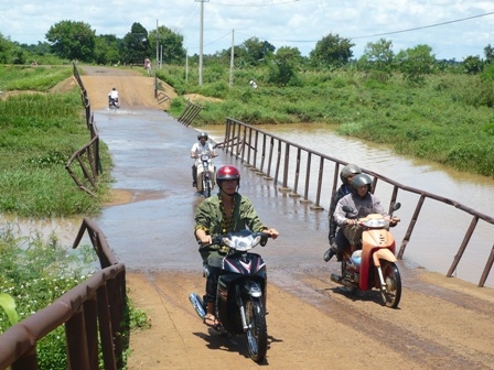 Chỉ sau một trận mưa nhỏ, nước đã tràn qua đập, gây khó khăn cho người và phương tiện giao thông.
