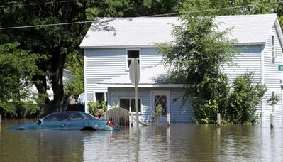 3 đêm mưa lớn liên tiếp đã khiến các con sông tại bang Iowa, Mỹ bị tràn bờ, khiến hàng trăm người phải đi sơ tán và làm một thiếu nữ 16 tuổi thiệt mạng. Mưa lớn gây ra tình trạng ngập lụt nhiều khu vực ở miền đông và trung bang này. 3 chiếc ô tô đang chạy trên tuyến đường giữa Altoona và Mitchellville đã bị nước cuốn trôi. Các nhân viên cứu hộ đã tìm thấy nhiều hành khách đang bám vào các cành cây hoặc khúc gỗ.