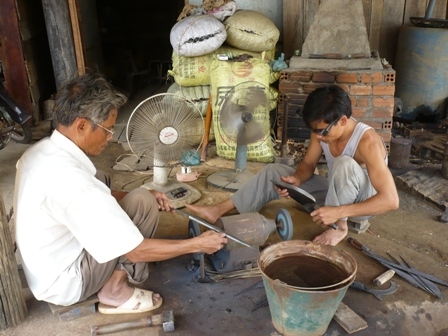 Hai cha con ông Ngô Quốc Hương đang rèn dao.