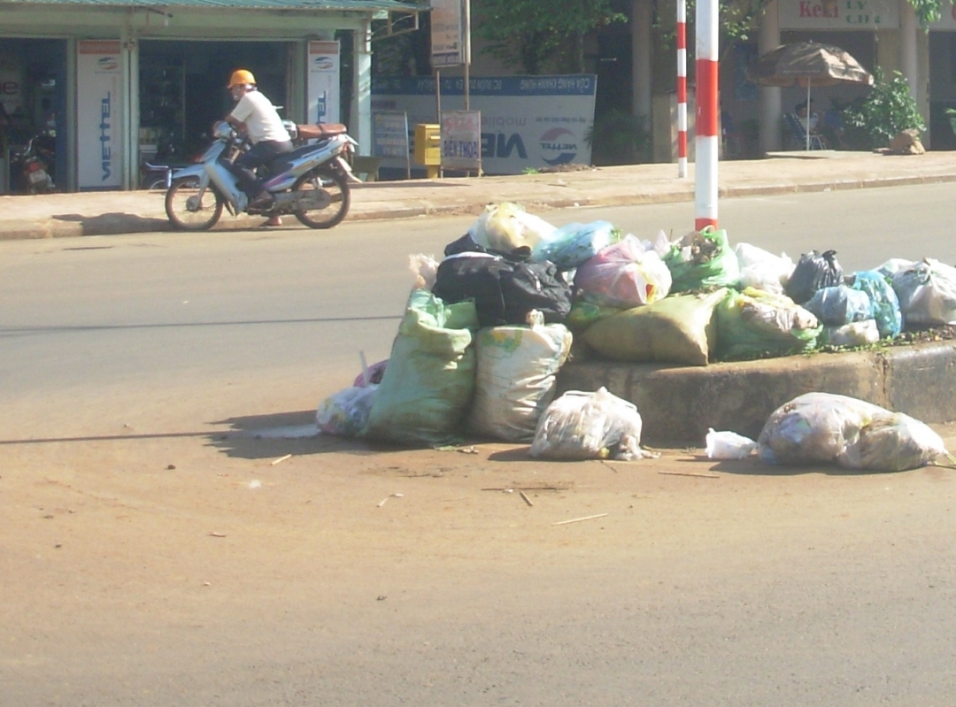 Rác ngập trên Quốc lộ 14, đoạn trước chợ Đạt Lý