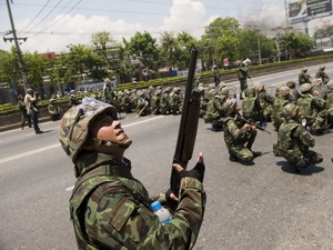 Ngày 16-8, Thủ tướng Thái Lan Abhisit Vejjajiva đã ký lệnh dỡ bỏ sắc lệnh về tình trạng khẩn cấp ở ba tỉnh Chiang Mai, Chiang Rai và Ubon Ratchanthani. Quyết định này đã được Người phát ngôn của Chính phủ Thái Lan Panitan Wattanayagorn thông báo với báo giới sau cuộc họp các quan chức an ninh cấp cao. Như vậy, lệnh tình trạng khẩn cấp vẫn được duy trì tại sáu tỉnh khác và thủ đô Bangkok. 