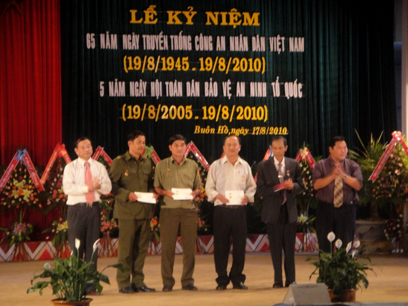 Các cá nhân nhận kỉ niệm chương vì phong trào bảo vệ an ninh tổ quốc của Bộ Công an