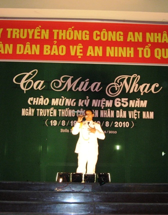 Ca sĩ Y Moan H’Mok biểu diễn ca khúc "Tổ quốc yêu thương".