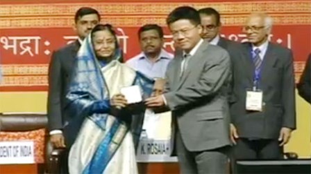 Giáo sư Ngô Bảo Châu nhận giải thưởng từ Tổng thống Ấn Độ Pratibha Patil. (Ảnh: Internet)