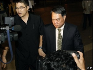Ngày 24-8, Đại sứ Thái Lan tại Campuchia đã trở lại Phnôm Pênh chỉ một ngày sau khi hai nước tuyên bố nối lại quan hệ ngoại giao vì cựu Thủ tướng Thaksin đã từ chức cố vấn kinh tế Campuchia. Trong một diễn biến khác, Thủ tướng Thái Lan Abhisit Vejjajiva khẳng định ông sẵn sàng đàm phán trực tiếp với Thủ tướng Campuchia Hun Sen để thảo luận những vấn đề tranh cãi giữa hai nước, đồng thời nhấn mạnh việc tìm kiếm bên thứ 3 làm trung gian cho các cuộc thảo luận như vậy là không cần thiết.