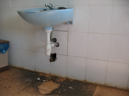 Nước thải dềnh lên lavabo trong phòng khám