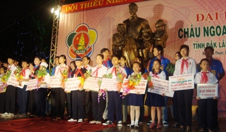 Đại diện Hội đồng Đội các huyện có công trình măng non được tôn vinh tại Đại hội Cháu ngoan Bác Hồ tỉnh năm 2010.