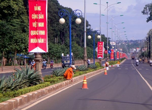 Từ nhiều ngày qua, đường phố đã được sửa sang, trang hoàng đẹp mắt. Trong ảnh: Công nhân đang sơn lại giải phân cách trên đường Nguyễn Lương Bằng 