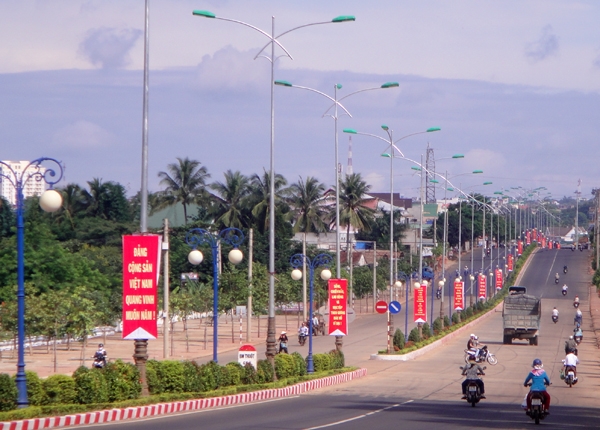 Băng-rôn, khẩu hiệu trên đường Nguyễn Lương Bằng dẫn ra sân bay Buôn Ma Thuột 