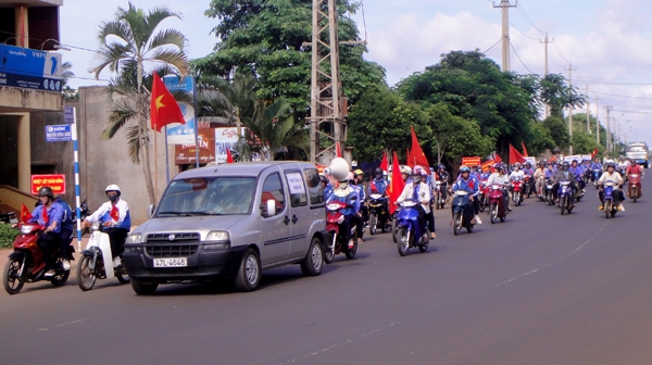 Một đoàn diễu hành của các đoàn thể và quần chúng nhân dân thành phố chào mừng Quốc khánh 2-9 trên đường phố