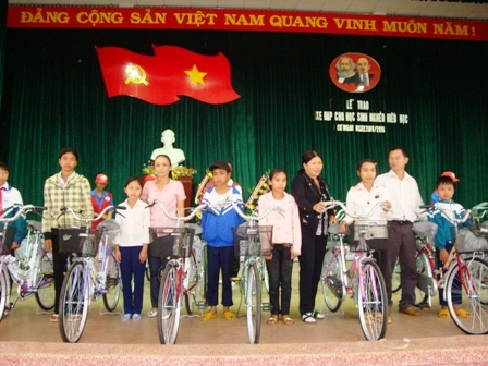 Đại diện các nhà hảo tâm trao xe đạp tặng học sinh nghèo huyện Cư M'gar.