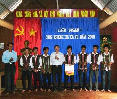 Lễ trao giải tại Liên hoan Văn hóa cồng chiêng xã Ea Tu.