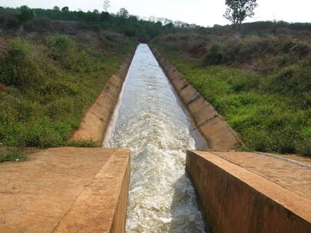 Một nhánh kênh dẫn nước từ công trình hồ Ea Súp thượng về tưới cho các cánh đồng ở Ea Súp.