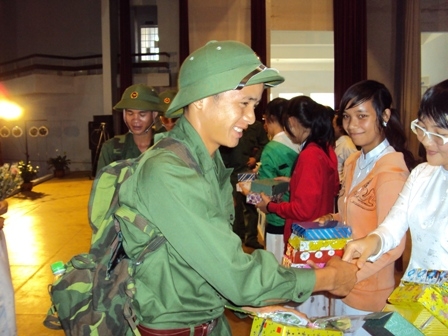 Tặng quà các tân binh. (Ảnh: Đăng Triều)