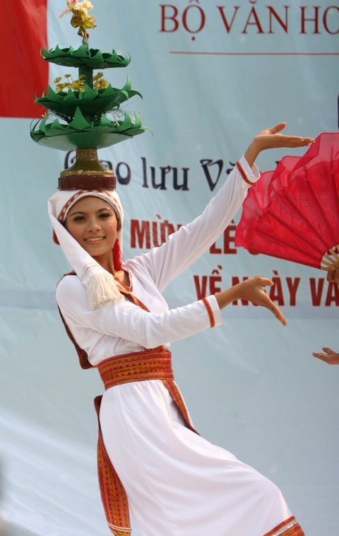 Trang phục phụ nữ Chăm. Ảnh:vanhoahoc.edu.vn