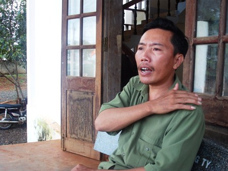 Anh Lê Xuân Nguyên đang kể về vết thương anh gặp phải khi làm nhiệm vụ.